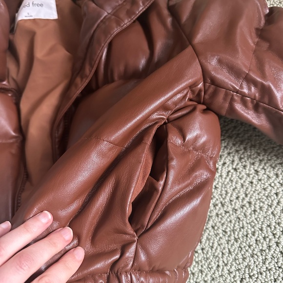 Aritzia Brown Cropped Puffer Jacket with Quilted Design - Picture 2 of 3